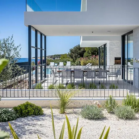 Sensational 5 Bedrooms Miracle Balcony Overlooking Sea *