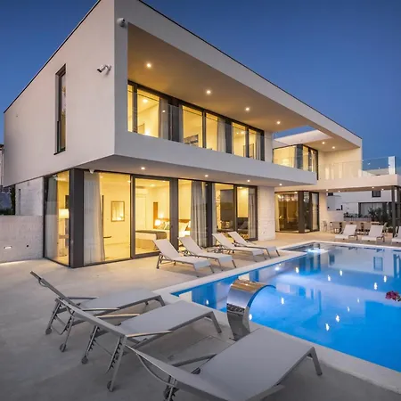 Sensational 5 Bedrooms Miracle Balcony Overlooking Sea Villa