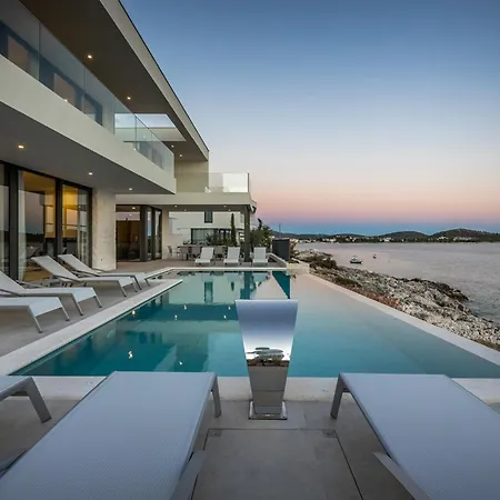 Sensational 5 Bedrooms Miracle Balcony Overlooking Sea Villa *