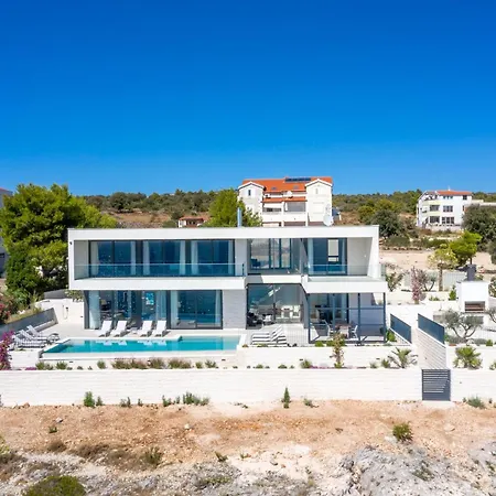 Sensational 5 Bedrooms Miracle Balcony Overlooking Sea *