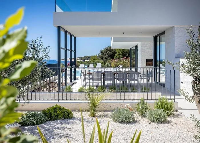 Sensational 5 Bedrooms Miracle Balcony Overlooking Sea *