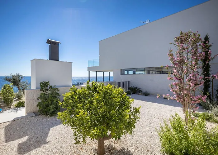 Sensational 5 Bedrooms Miracle Balcony Overlooking Sea *