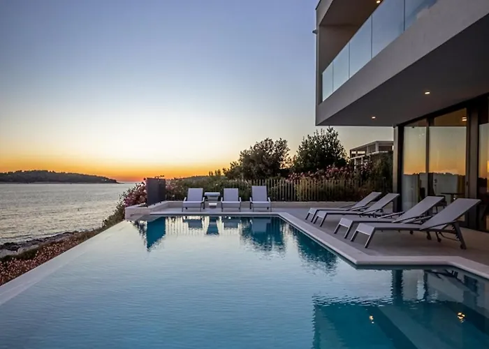 Sensational 5 Bedrooms Miracle Balcony Overlooking Sea Villa