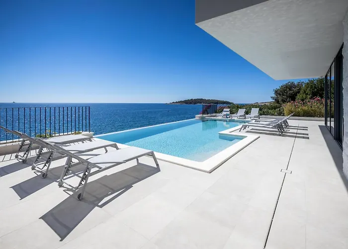 Sensational 5 Bedrooms Miracle Balcony Overlooking Sea