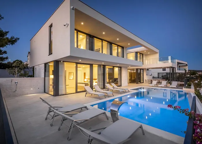 Sensational 5 Bedrooms Miracle Balcony Overlooking Sea Villa