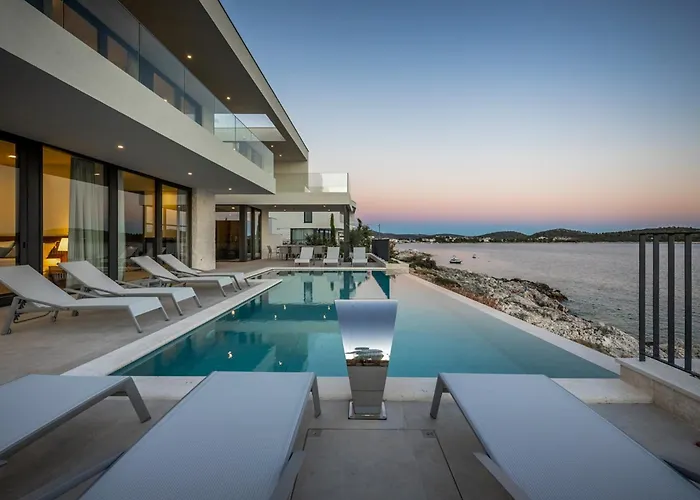 Sensational 5 Bedrooms Miracle Balcony Overlooking Sea Villa *