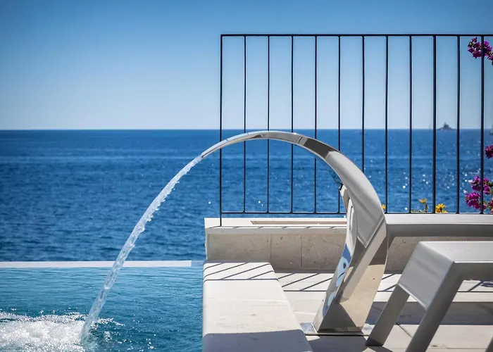 Sensational 5 Bedrooms Miracle Balcony Overlooking Sea *