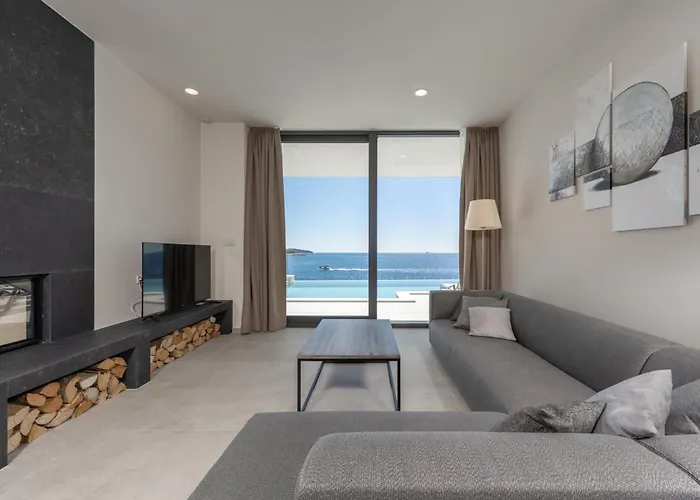 Sensational 5 Bedrooms Miracle Balcony Overlooking Sea Villa