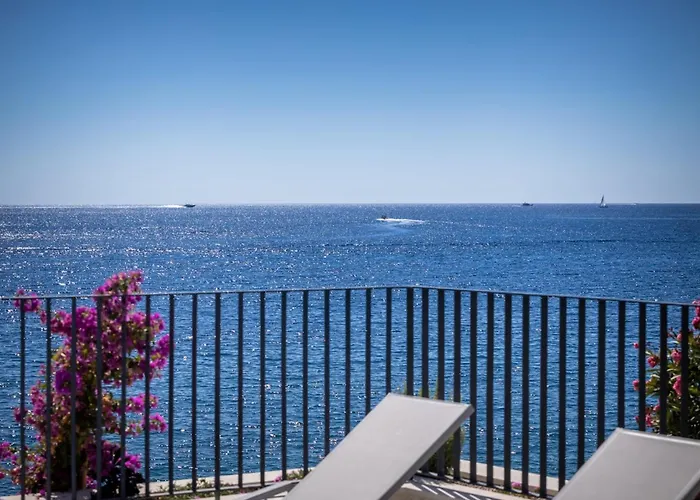 Sensational 5 Bedrooms Miracle Balcony Overlooking Sea *