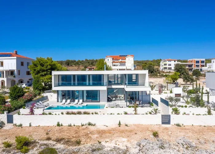 Sensational 5 Bedrooms Miracle Balcony Overlooking Sea *